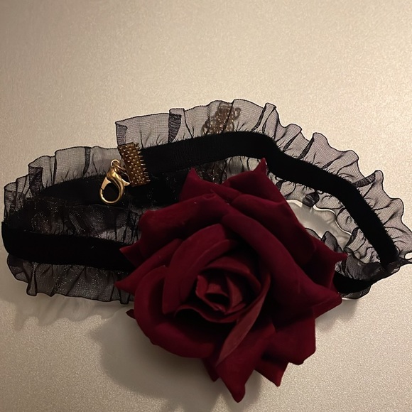 Jane Chic Designs Rose Cameo Chain - Picture 5 of 5